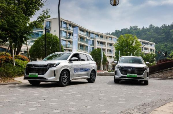 同样是插混SUV：蓝电E5定位中型才9.98万起，欧尚Z6 iDD拿什么比呢？